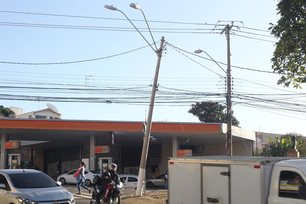 Poste de energia elétrica na Avenida Andrade Neves está inclinado em relação ao seu eixo: colisões geram prejuízos à cidade e ao usuário (Ricardo Lima)