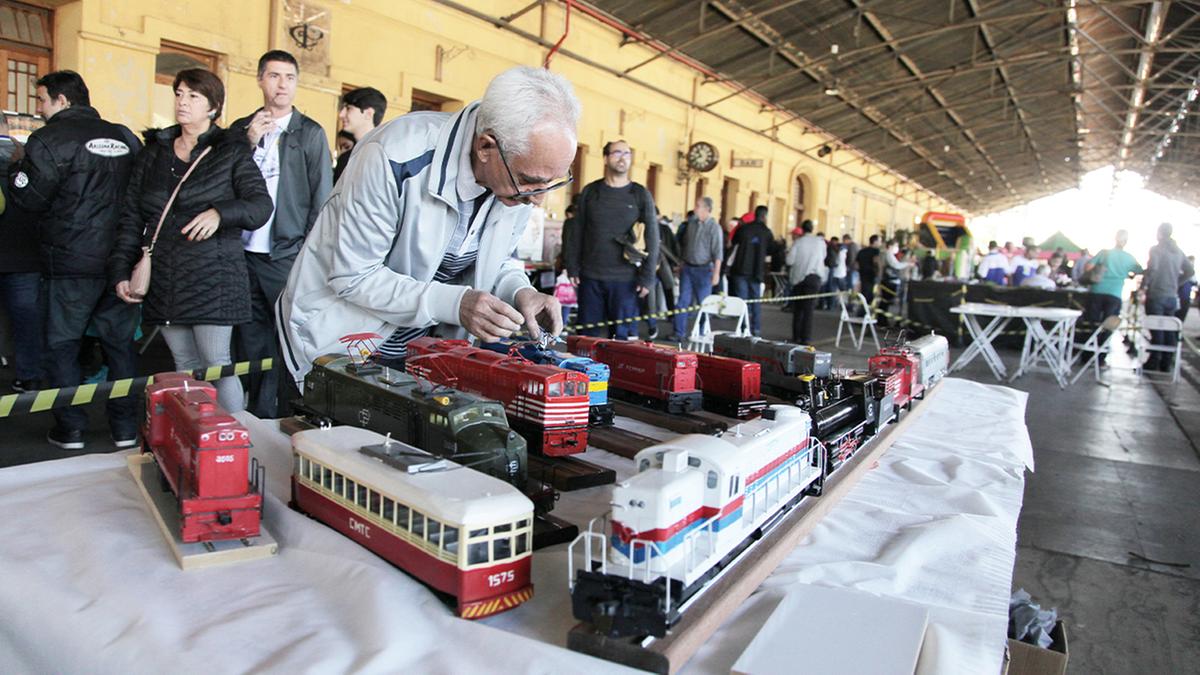Testemunha da história da ferrovia na região de Campinas e Jaguariúna, José Carlos Oliveira expôs miniaturas de locomotivas e vagões (Kamá Ribeiro)