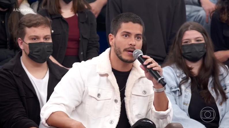 Arthur Aguiar durante o programa 'Altas Horas' (Reprodução/ Globo)