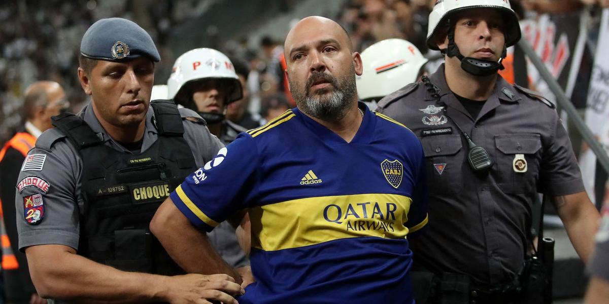 O torcedor argentino Leonardo Ponzo fez gestos imitando um macaco para provocar a torcida corintiana (Agência Brasil)
