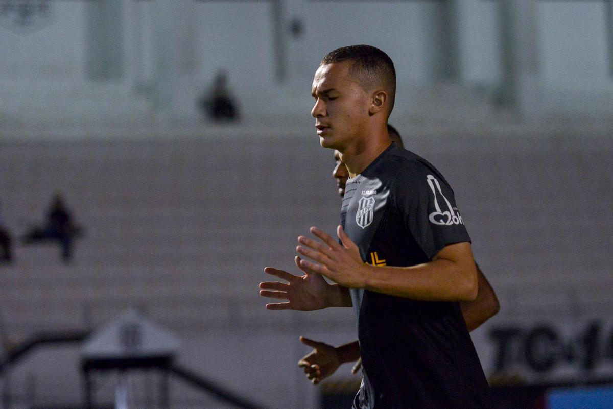 Após cumprir suspensão diante do Bahia, Felipe Amaral volta ao time titular da Macaca contra a Chape (Álvaro Júnior/Pontepress)