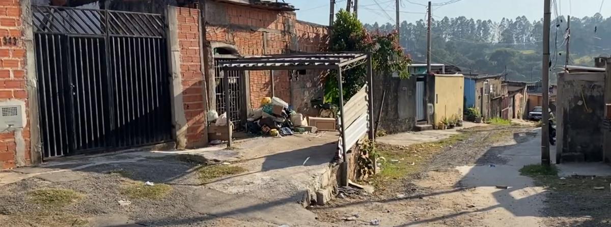 O idoso morava sozinho, no andar de baixo do imóvel, e foi localizado por uma vizinha (Reprodução)