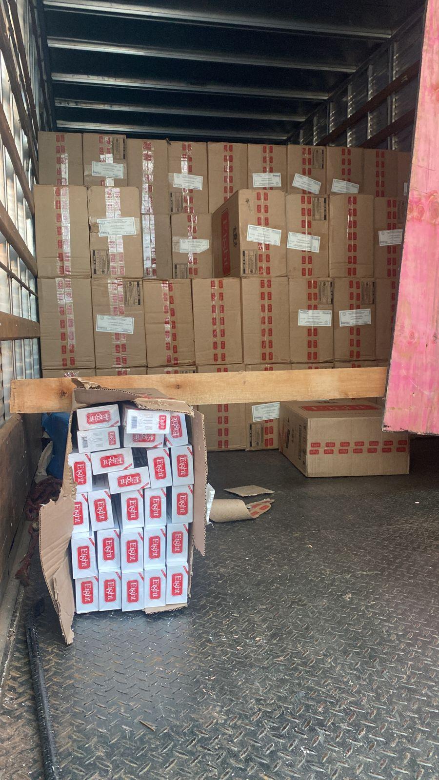 Caixas de cigarros contrabandeados do Paraguai que estavam dentro de um caminhão que chegou do PR (Divulgação/Polícia Militar)