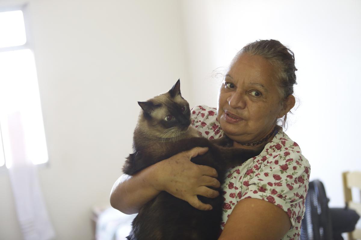 Aposentada Maria Aparecida, com seu gato: ‘trata-se de uma iniciativa boa para a cidade, mas é preciso preservar saúde e segurança do animal’ (Gustavo Tilio)