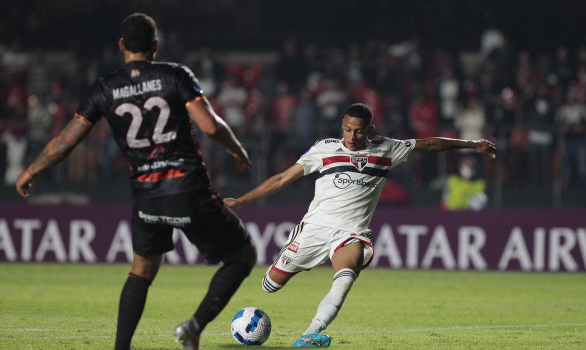 Caio, de 18 anos, marcou o gol da vitória de 1 a 0 no Morumbi (Rubens Chiri/ saopaulofc.net)