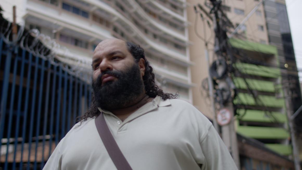 No curta, Rodrigo Lagoa, o Brasil de Oliveira, é vivido por Wander Moliani (Divulgação)