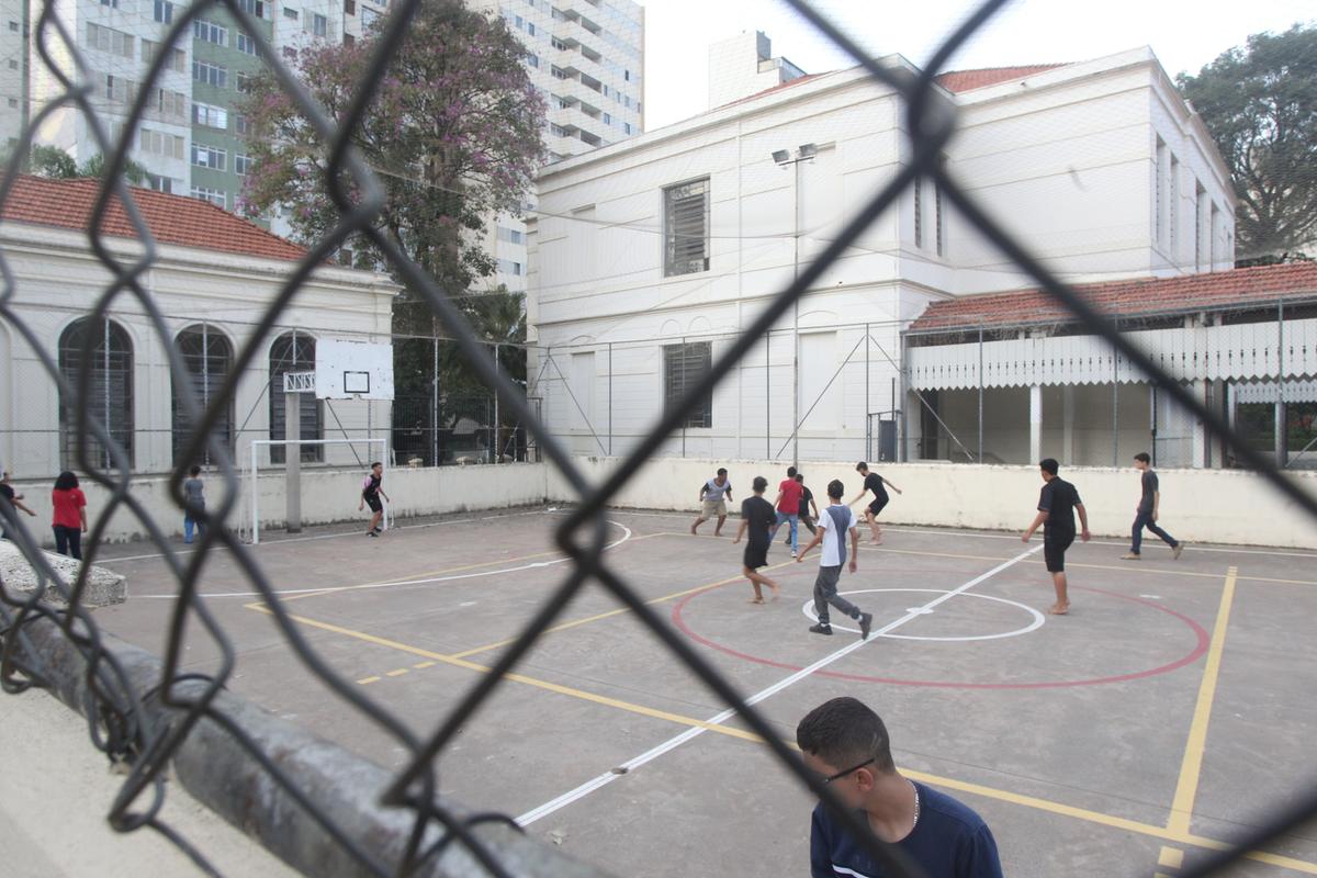 Estudantes usam a quadra da escola, onde ocorreu a briga entre os estudantes e os agentes da PM: empurra-empurra e uso de força para a contenção (Ricardo Lima)