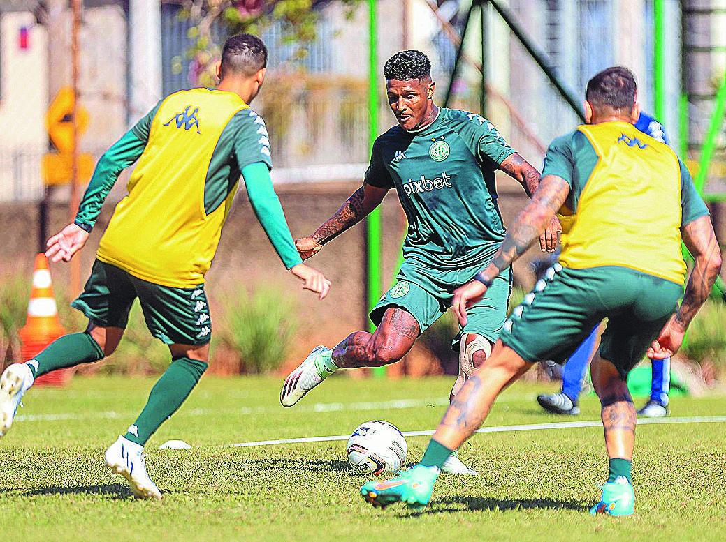 Treinador promove mudanças na equipe. Leandro Vilela Júlio César e Nicolas Careca não viajaram com o elenco (Thomaz Marostegan/Guarani FC)