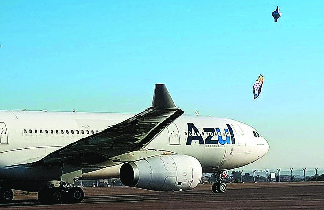 Avião da Azul taxiando na pista de Aeroporto Internacional de Viracopos e logo à frente a queda de um balão (Beto Ribeiro/ Portal de Notícias de Araras e Região)