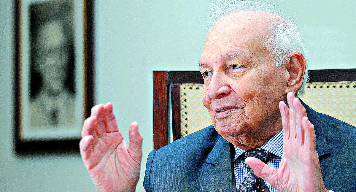 Com 8 mil livros em casa e mais 28 mil publicações no escritório, Agostinho Tavolaro gosta de literatura e de aprender idiomas (Ricardo Lima)