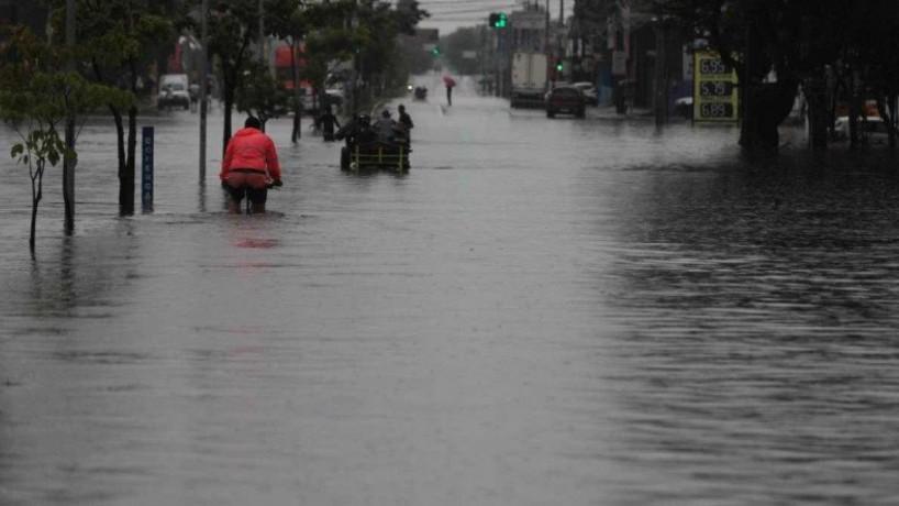 44 pessoas morreram, 56 estão desaparecidas, 25 estão feridas, 3.957 estão desabrigadas e 533 desalojadas em decorrência das fortes chuvas em Pernambuco desde a última terça-feira, 24 (Divulgação)