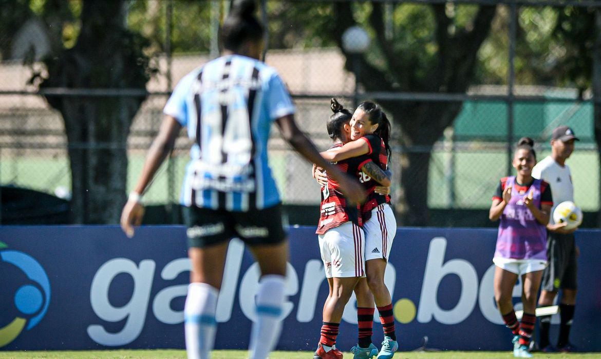 Jogadoras do Flamengo celebram a vitória deste domingo no Campeonato Brasileiro de Futebol Feminino (Agência Brasil)