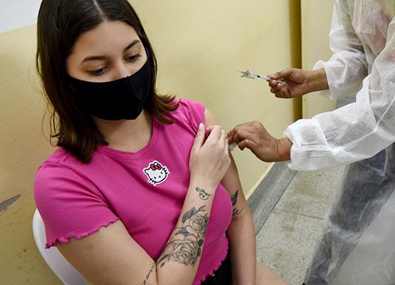 Estão aptos a receber a dose de reforço os adolescentes que tomaram a segunda dose há, pelo menos, quatro meses (Carlos Bassan)