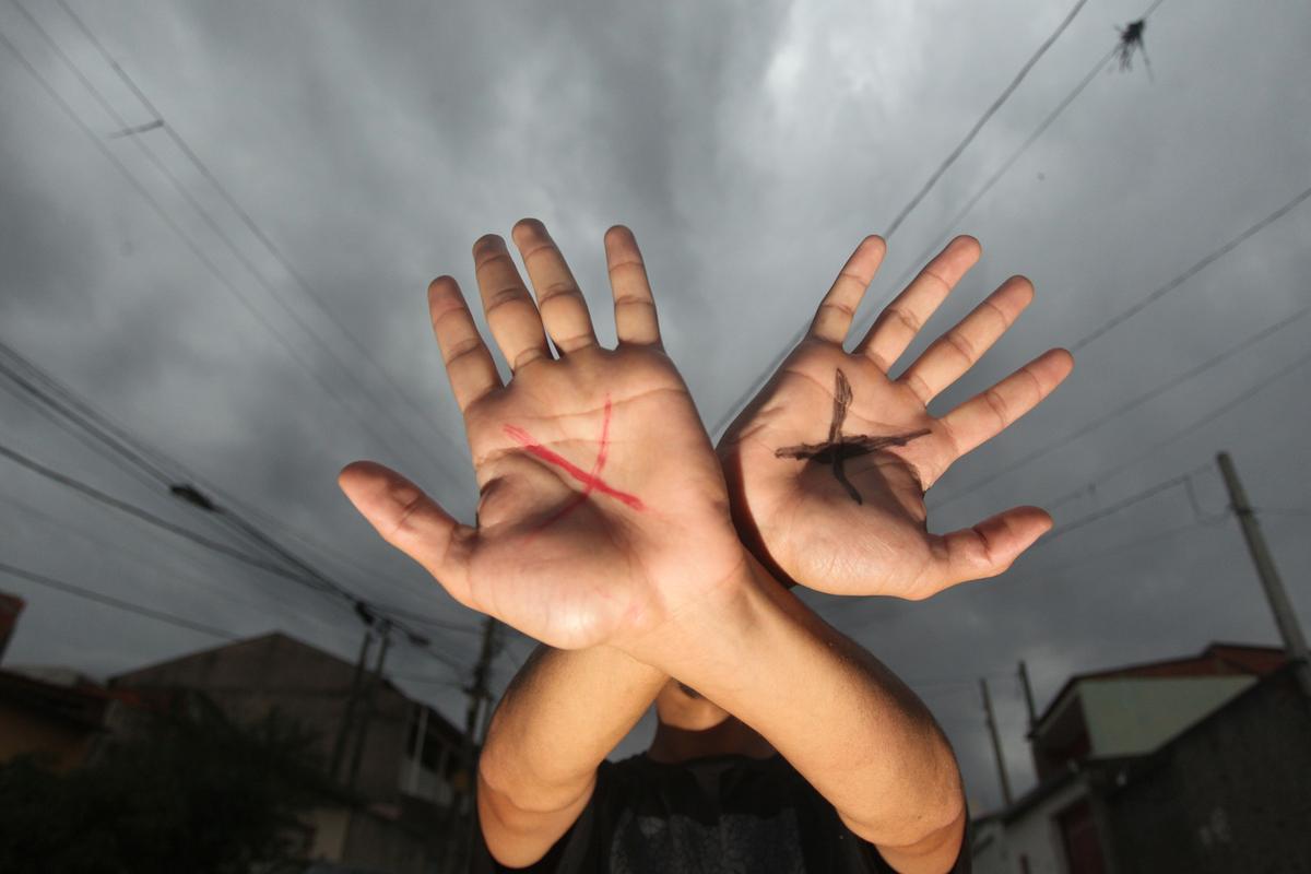 O estudante que acabou sendo atendido no hospital depois de uma confusão envolvendo PMs e os alunos: na palma das mãos, o símbolo do abuso (Ricardo Lima)