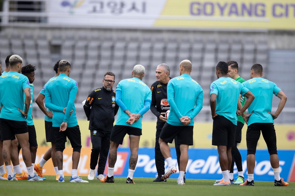 Tite durante treino da Seleção Brasileira em Seul (Lucas Figueiredo/CBF)