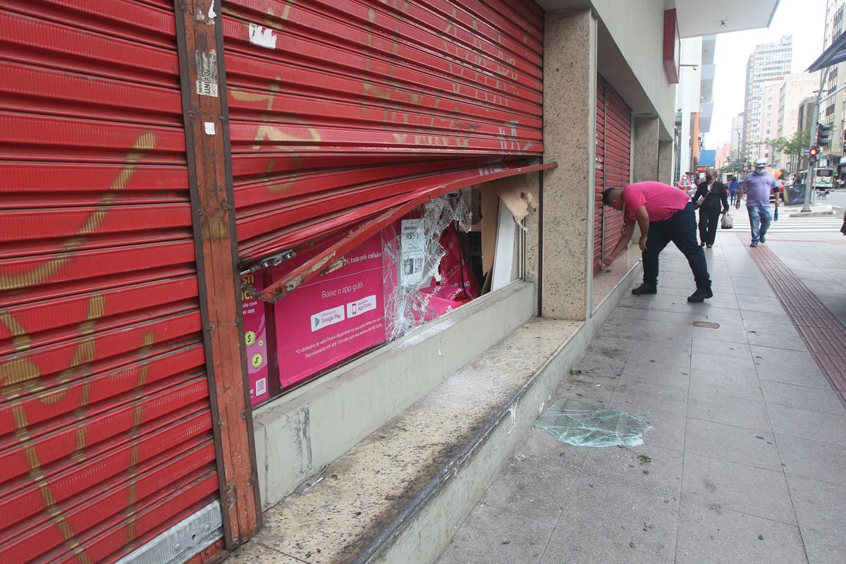 Na Av. Francisco Glicério, loja foi arrombada e furtada recentemente: crescimento de ocorrências de crimes no Centro cresceu 38,2% entre abril e maio (Ricardo Lima)