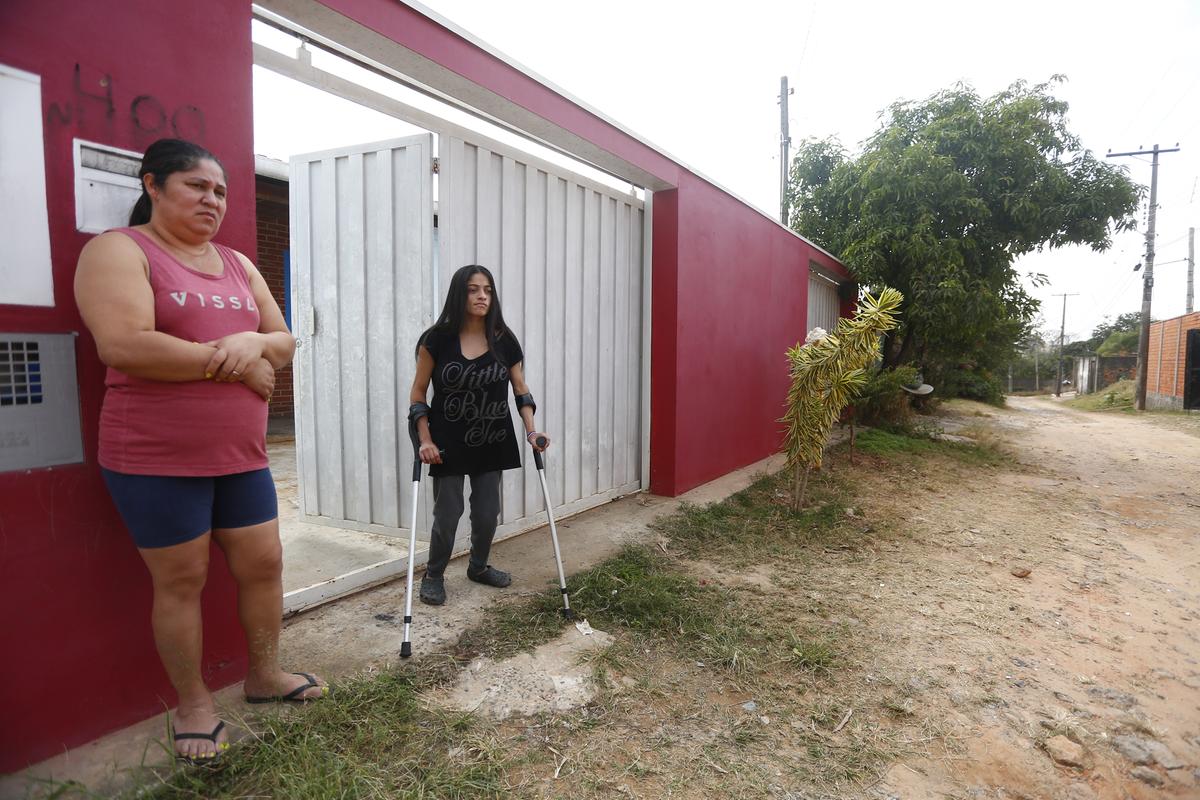Maria Zélia Rosa Teixeira é mãe de Beatriz Vitória, de 17 anos, aluna da E. E. Tenista Maria Esther Andion Bueno, no Cidade Satélite Íris: muito difícil acompanhar as aulas por aplicativo (Gustavo Tilio)