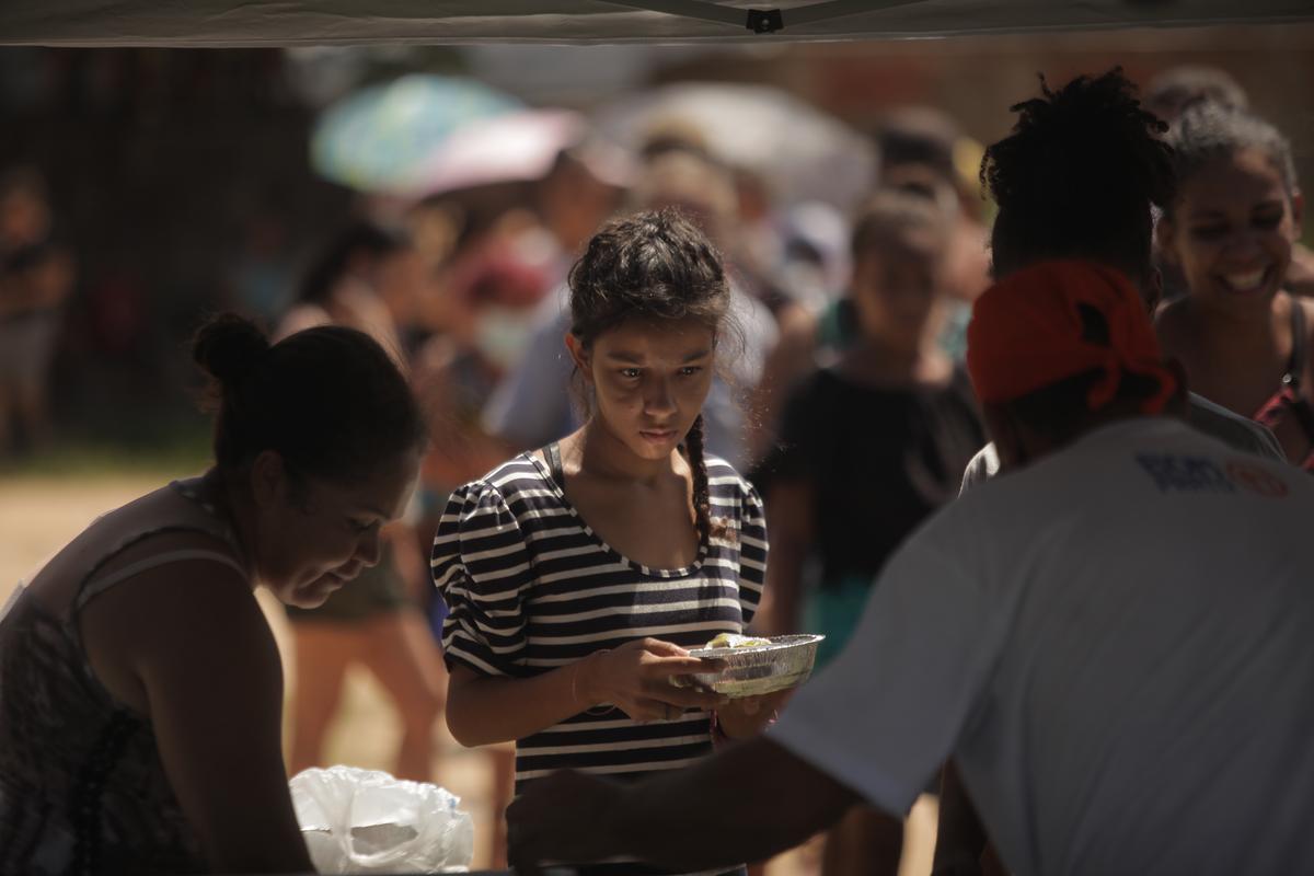 Moradores do Residencial Sirius, no distrito do Campo Grande, retiram marmita do programa Bom Prato itinerante, vendida a R$ 1: caminhão permanece no local até 12 de agosto (Diogo Zacarias)