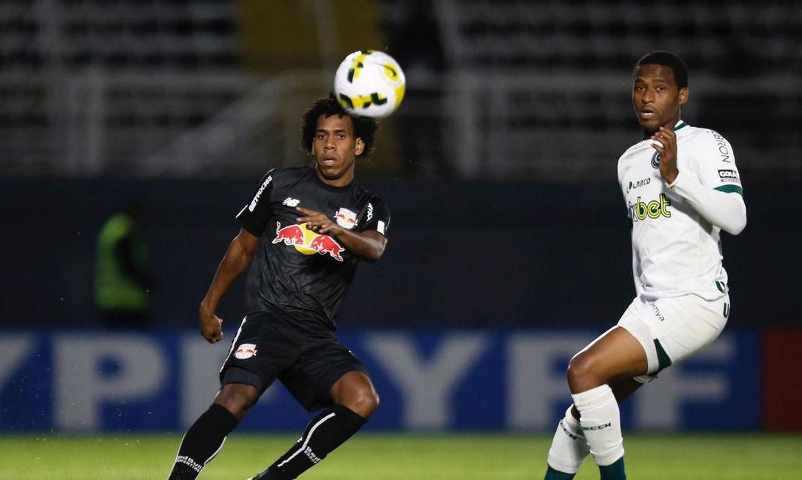Com a bola rolando, o Goiás venceu graças a gol do volante Matheus Sales aos 42 minutos do primeiro tempo. (Ari Ferreira/ Red Bull Bragantino)