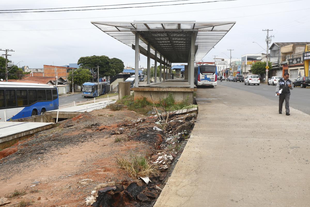 Terminal de embarque inacabado do BRT em completo estado de abandono: concreto danificado, telhado com goteiras e acúmulo de sujeira (Gustavo Tilio)