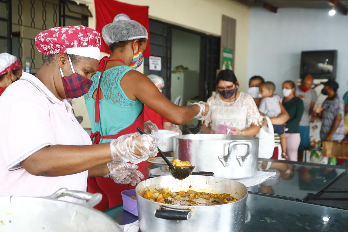 Voluntários distribuem a comida: refeições são preparadas de segunda a sexta-feira por uma equipe de cerca de 20 voluntários que se revezam no apoio desde a manhã (Gustavo Tílio)