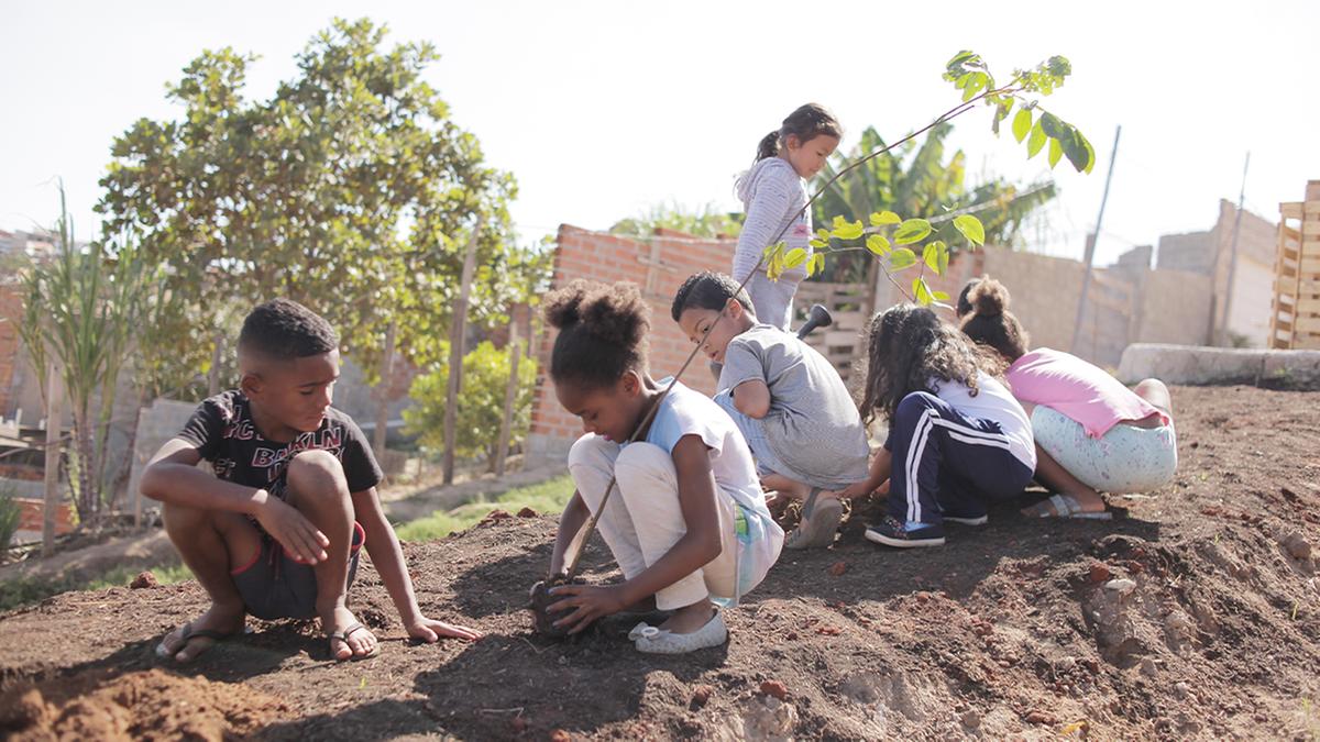 Crianças moradoras do Parque Oziel e Jardim Monte Cristo participam do projeto de plantio de árvores frutíferas e demonstram grande entusiasmo e envolvimento com o trabalho desenvolvido no bairro (Kamá Ribeiro)