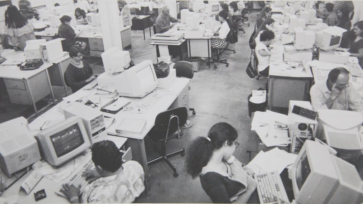 Após a implantação do sistema de impressão em off-set no início dos anos 80, a redação do Correio Popular passou por profundas mudanças com a adoção dos computadores (Pesquisa Wiliam Ferreira)