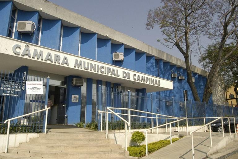 O prédio da avenida Saudade, antigo, remendado e precário, não satisfaz o volume de trabalho (Divulgação)