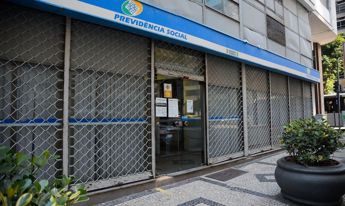 O Instituto Nacional do Seguro Social (INSS) publicou no Diário Oficial da União portaria determinando o retorno dos servidores ao trabalho presencial (Agência Brasil)