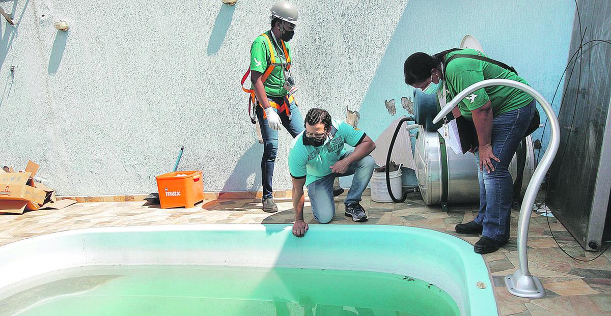 Agentes da campanha de prevenção à dengue avaliam situação de piscina abandonada em quintal de residência em Campinas: equipes pedem colaboração dos moradores (Kamá Ribeiro)
