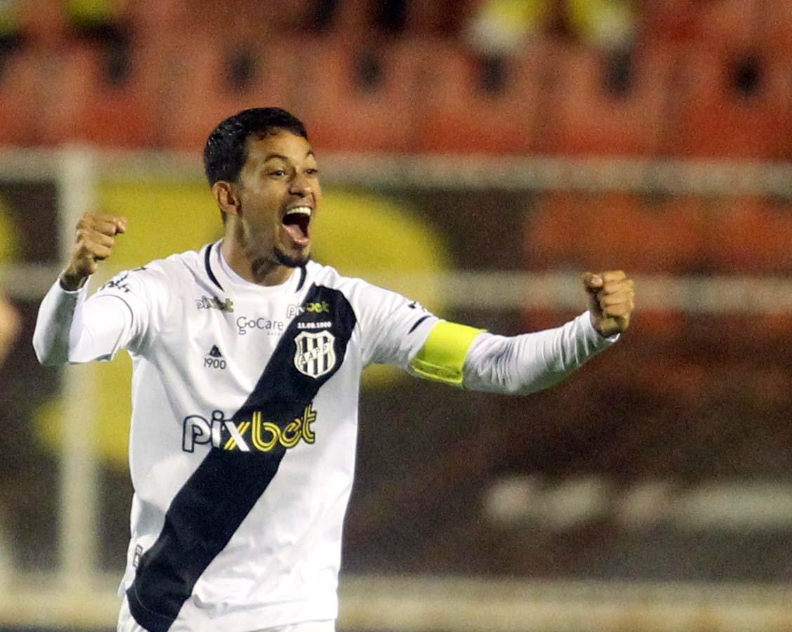 Lucca balançou as redes duas vezes e garantiu a primeira vitória da Ponte Preta fora do Moisés Lucarelli (Fernando Roberto/Ituano)