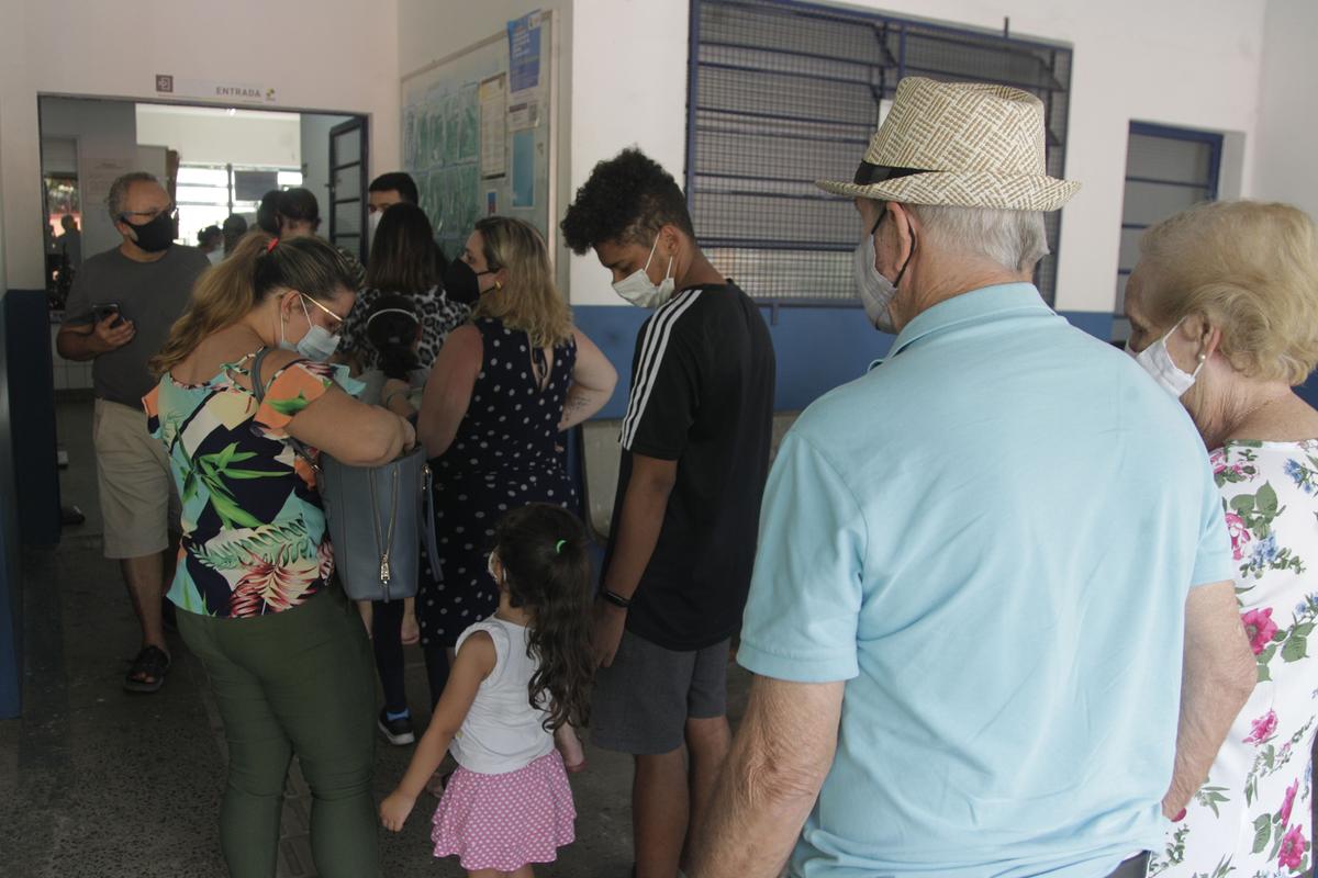 Unidade Básica de Saúde em Campinas, em novembro de 2021, quando as filas ainda eram grandes e privilegiavam o atendimento aos grupos de maior risco (Ricardo Lima)