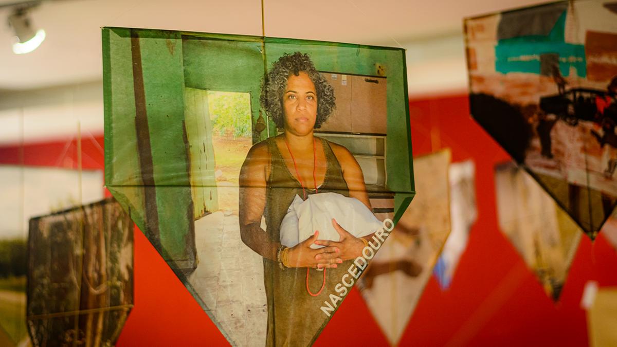 Imagens coloridas retratadas em pipas de Andrea Mendes 