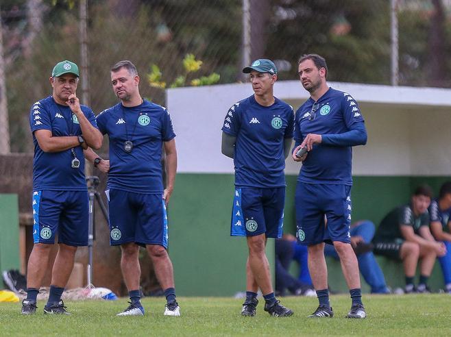Treinador avalia com sua comissão técnica eventuais mudanças no time do Guarani para o próximo compromisso (Thomaz Marostegan/Guarani FC)
