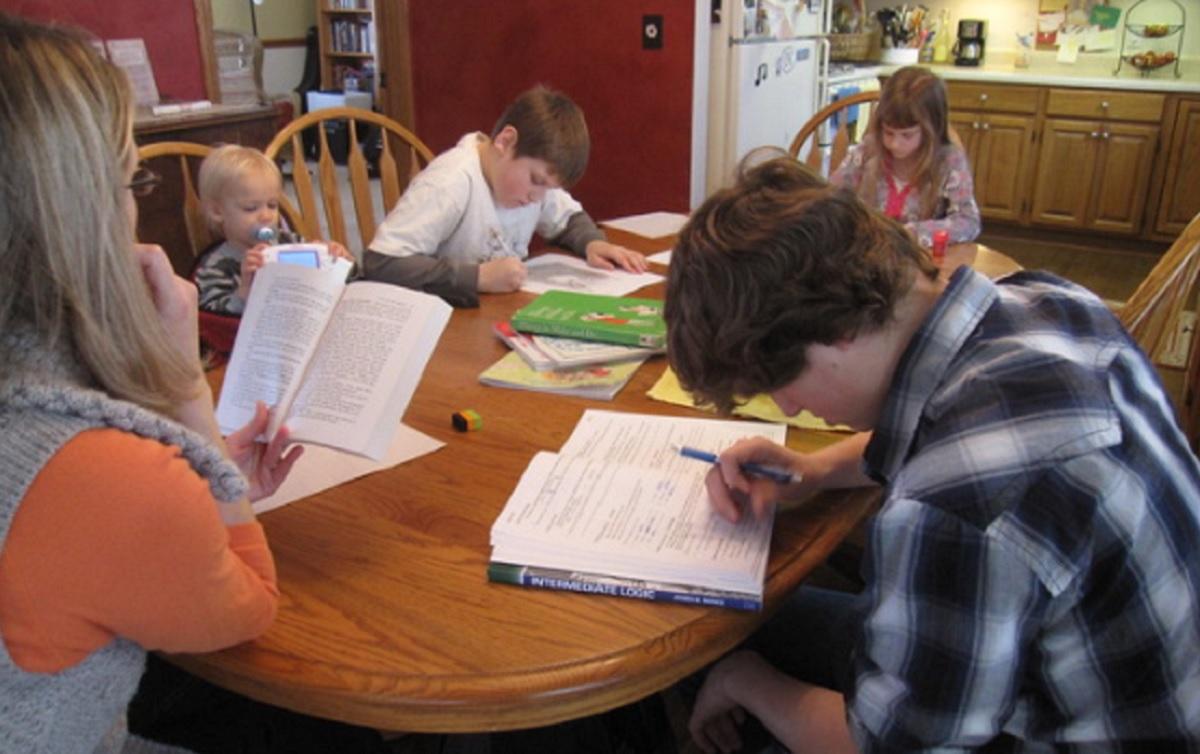 No Home Schooling, os pais se responsabilizam pessoalmente por fornecer ensino aos filhos em modalidade domiciliar (Divulgação)