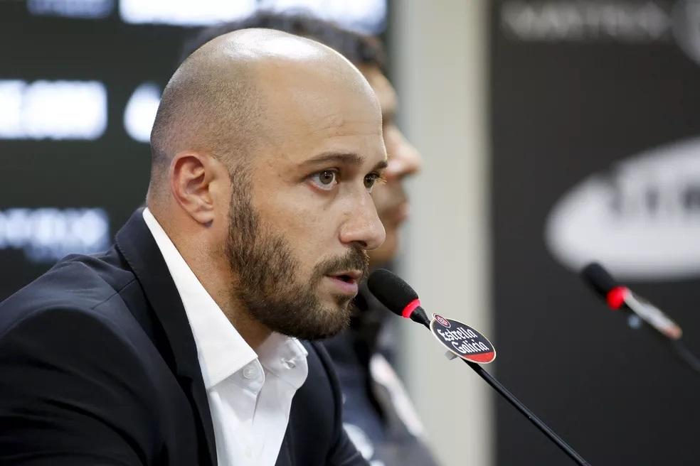 O gerente de futebol do Corinthians, Alessandro Nunes, explicou quais serão os próximos passos em relação ao caso envolvendo o centroavante Jô (Divulgação)