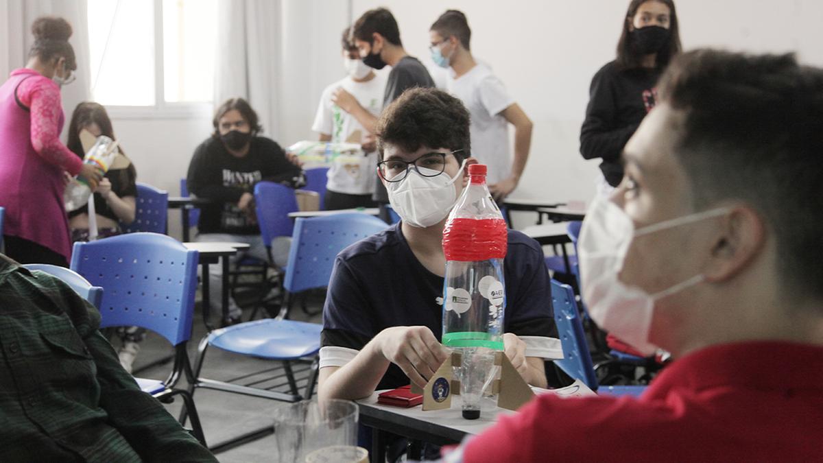 Corte de verbas federais pode deixar alunos sem ar condicionado (Kamá Ribeiro)
