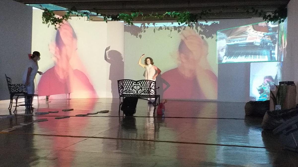 Performance realizada na abertura da mostra “Jardim das Cartas” (Michael Henrique)