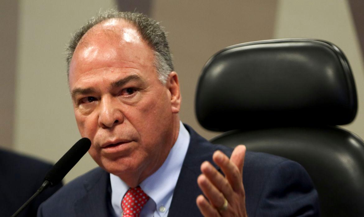O senador Fernando Bezerra (MDB-PE) fez a leitura do seu parecer, nesta quinta-feira (9) (Wilson Dias/ Agência Brasil)
