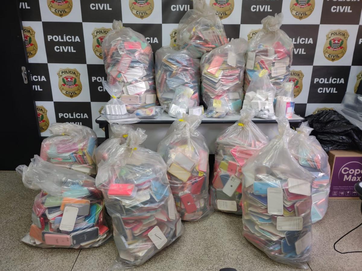 Os policiais apreenderam aproximadamente 6 mil capas de celulares em lojas do Centro e do Cambuí (Divulgação)