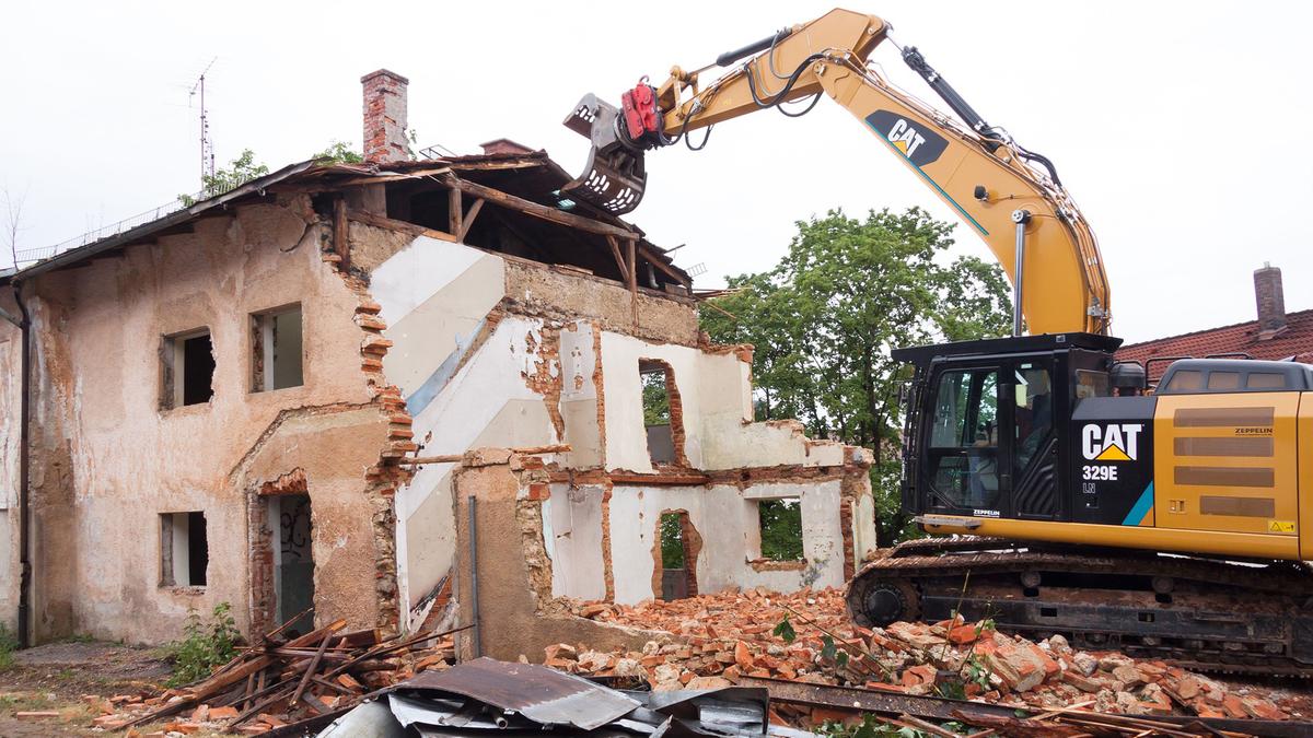A demolição de imóveis, casas e prédios antigos constitui um relevante indicador de desenvolvimento urbano (Divulgação)