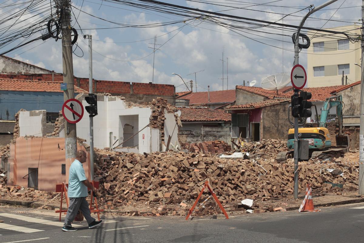 Especialistas acreditam que proprietários optam por demolir imóveis antigos para possibilitar a construção de empreendimentos que sejam rentáveis (Ricardo Lima)