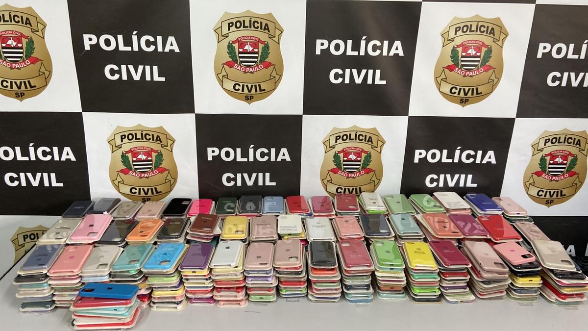 Policiais da 1ª Delegacia de Investigações Gerais fecham o cerco contra loja de roupas falsificadas; no destaque, parte da mercadoria apreendida (Divulgação/ Polícia Civil Campinas)