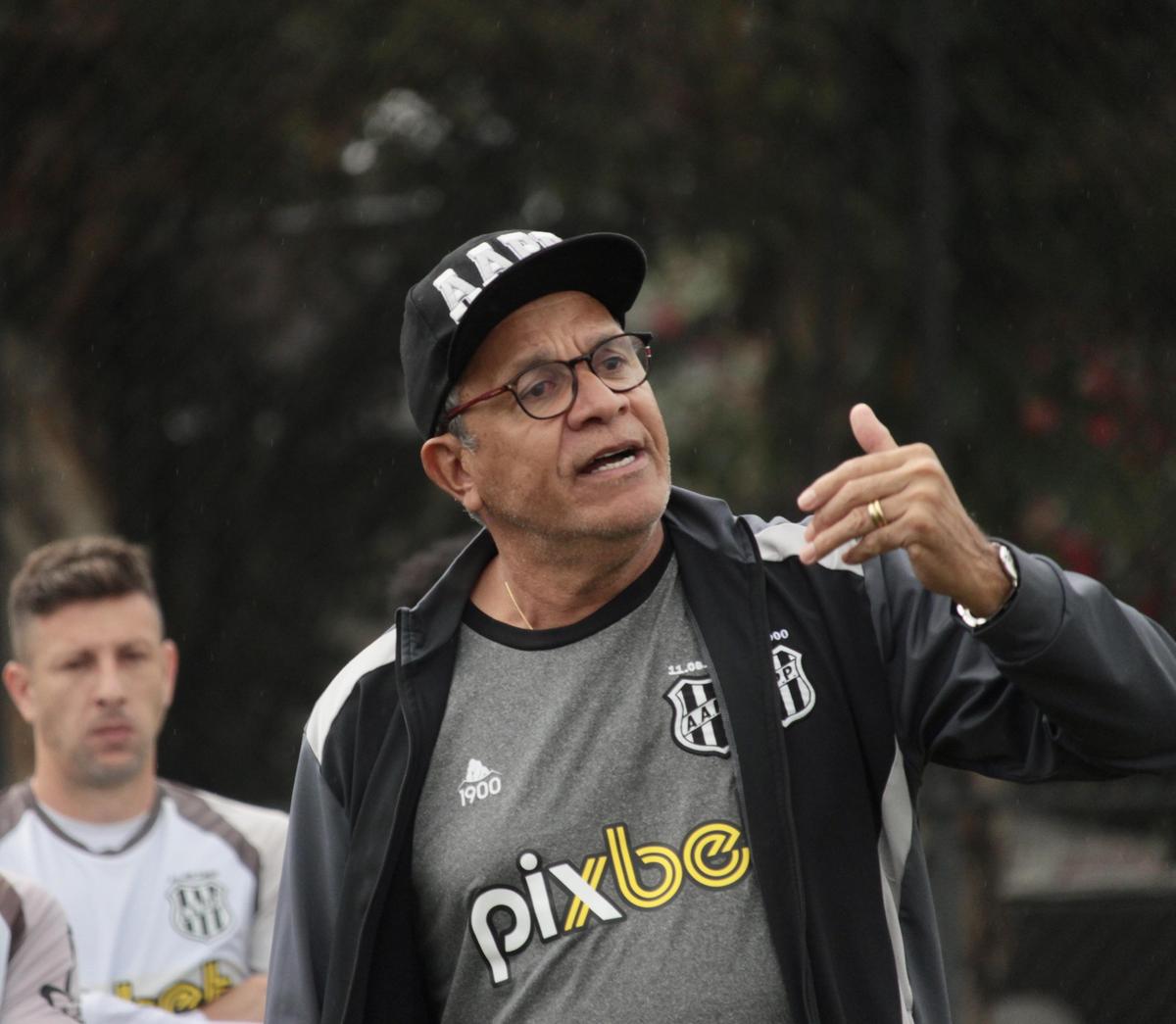 Hélio dos Anjos tem procurado tranquilizar o elenco para conquistar a segunda vitória seguida no campeonato (Diego Almeida/PontePress)