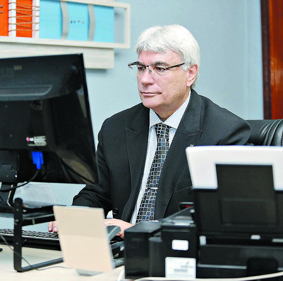 O advogado especialista em trânsito, Oswaldo Redaelli Filho, em seu escritório no Canhão Despachante: atendimento a concessionárias, revendas e empresas de Campinas e região (Gustavo Tilio)