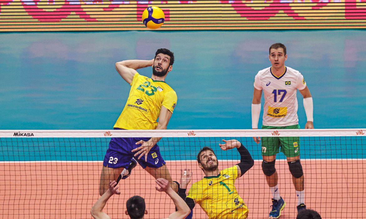 A Seleção Brasileira masculina de vôlei perdeu para a China por 3 sets a 0 (25/23, 31/29, 25/23) na manhã deste domingo (12) (Agência Brasil)