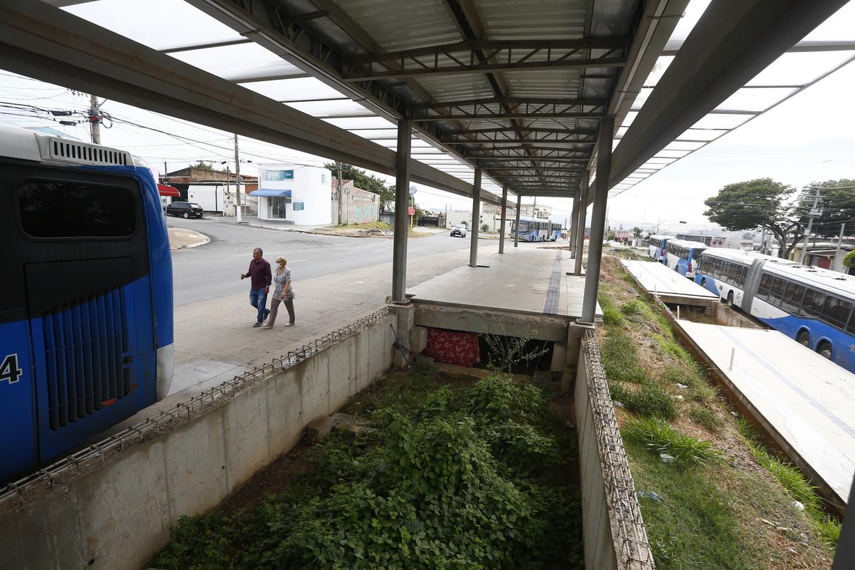 Futuro terminal do BRT do Vida Nova está completamente abandonado, apresentando inclusive sinais de ocupação por moradores em situação de vulnerabilidade, com panos pendurados utilizados como cortinas (Gustavo Tilio)