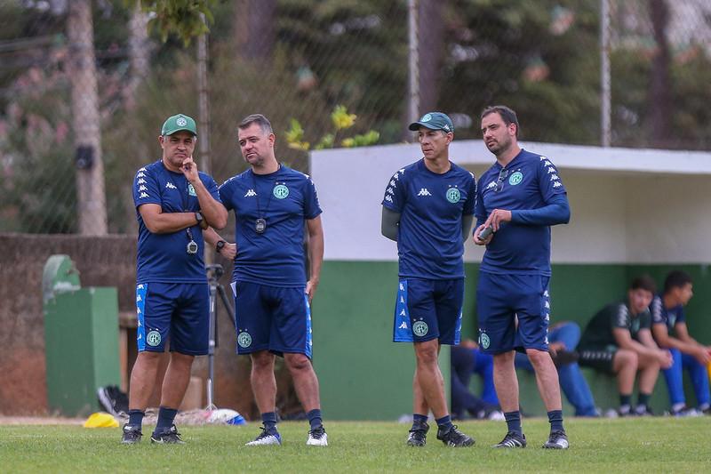 Comissão técnica do Guarani discute o planejamento de treinos visando a primeira vitória no Brinco de Ouro (Matheus Morastegan/Guarani FC)