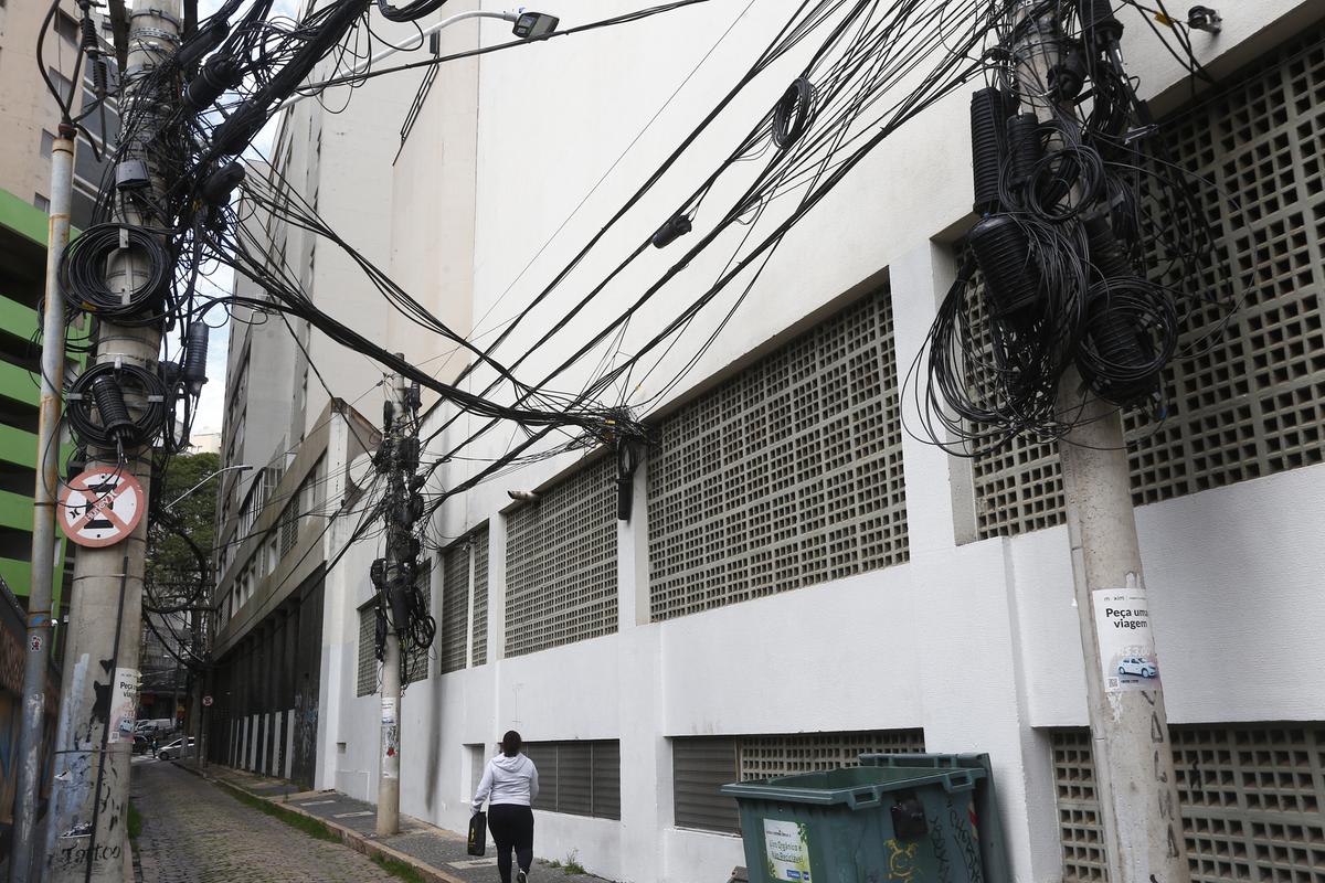 Confusão de fios e cabos pode ser observada em rua da região central de Campinas: população precisa denunciar (Gustavo Tilio)