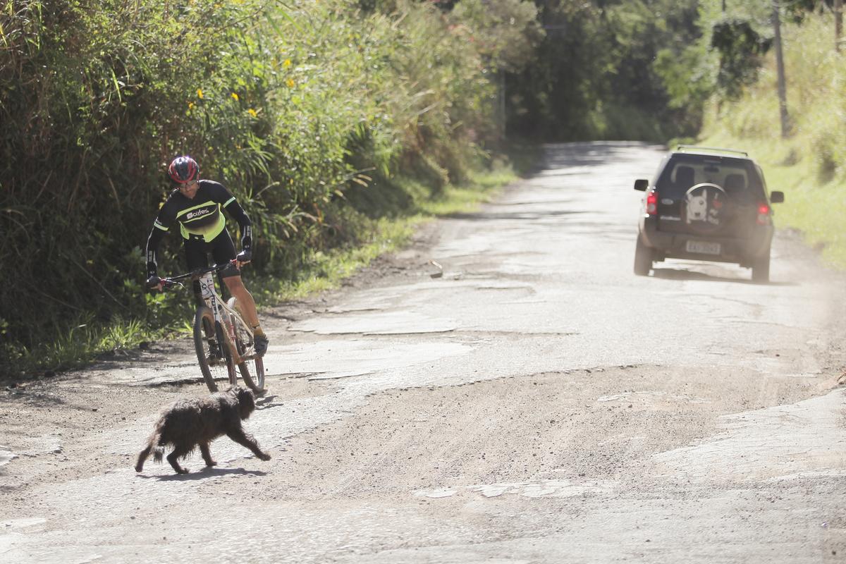 Parte da Estrada Municipal Dona Isabel Fragoso Ferrão (CAM-127) é de terra e o restante, coberto com borra de asfalto (sobra de material usado na pavimentação da D. Pedro I) (Kamá Ribeiro)